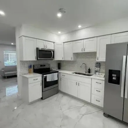 Image 3 - Hollywood, FL - Condo for rent