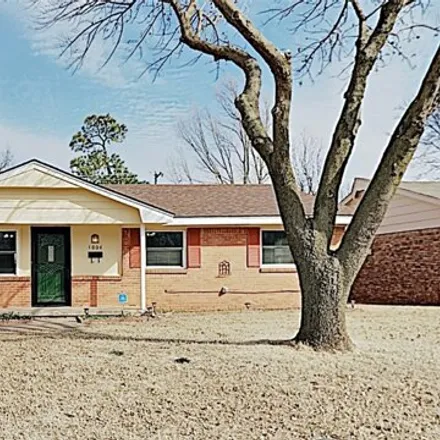 Rent this 3 bed house on 1018 Moraine Avenue in Midwest City, OK 73130