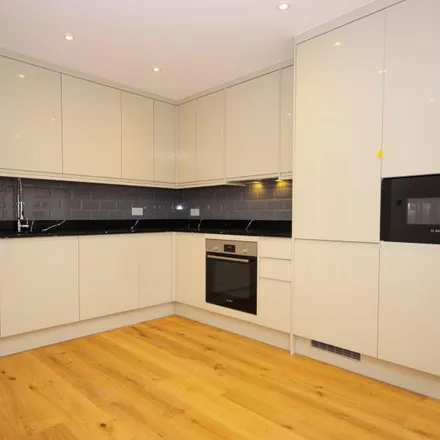 Image 4 - Grants Close, London, NW7 1DH, United Kingdom - Duplex for rent