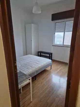 Rent this 3 bed room on Largo da Igreja in 2605-769 Casal de Cambra, Portugal