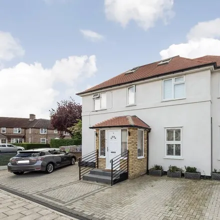 Rent this 2 bed apartment on Boundfield Road in London, SE6 1PL