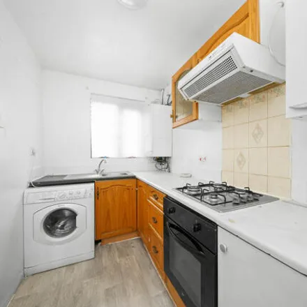 Image 3 - Wigeon Path, Whinchat Road, London, SE28 0DU, United Kingdom - Townhouse for sale