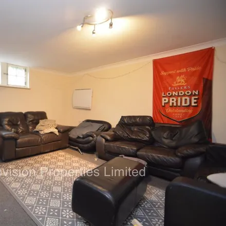 Image 1 - Regent Park Avenue, Leeds, LS6 2AU, United Kingdom - House for rent