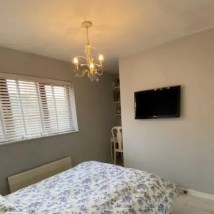 Image 2 - Britten Close, Elstree, WD6 3HT, United Kingdom - Townhouse for rent