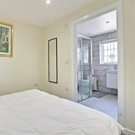 Image 4 - Harts Grove, London, IG8 0BN, United Kingdom - Apartment for rent