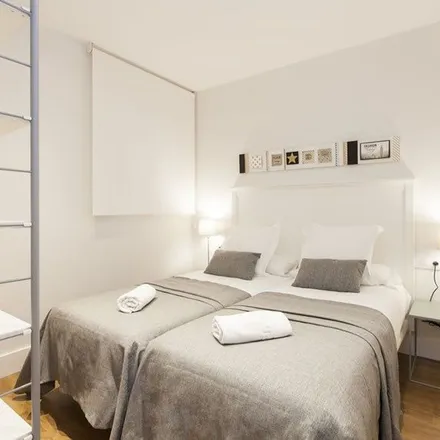 Image 2 - Carrer de Girona, 30, 08010 Barcelona, Spain - Apartment for rent