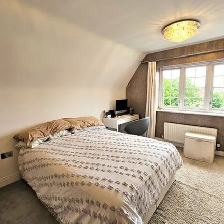 Rent this 5 bed duplex on Cedars Road in Maidenhead, SL6 1RY