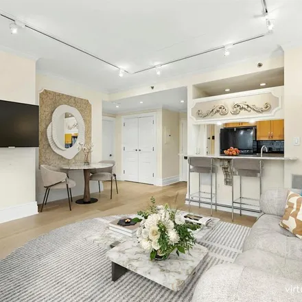 Image 3 - 250 EAST 30TH STREET 6J in Murray Hill Kips Bay - Apartment for sale