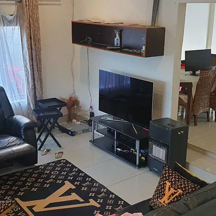 Rent this 3 bed apartment on 11th Street in Albertskroon, Johannesburg