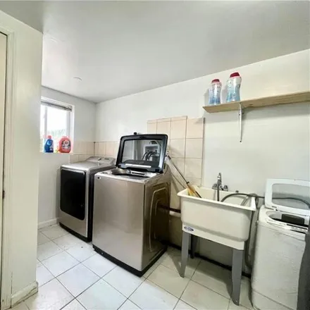 Image 4 - 33 Avenue X, New York, NY 11223, USA - House for sale