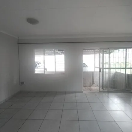 Image 2 - Checkers Hyper, Constantia Drive, Floracliffe, Roodepoort, 1709, South Africa - Apartment for rent