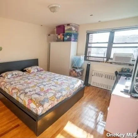 Image 4 - 67-25 197th Street, New York, NY 11365, USA - Apartment for sale
