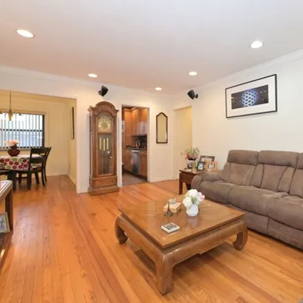 Image 3 - 199-37 21st Avenue, New York, NY 11357, USA - Apartment for sale