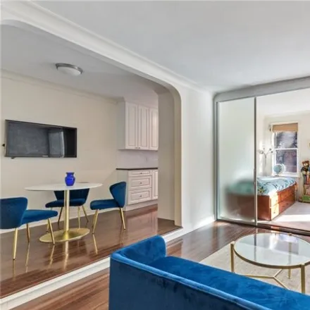 Image 1 - Washington Plaza, 73-12 35th Avenue, New York, NY 11372, USA - Apartment for sale