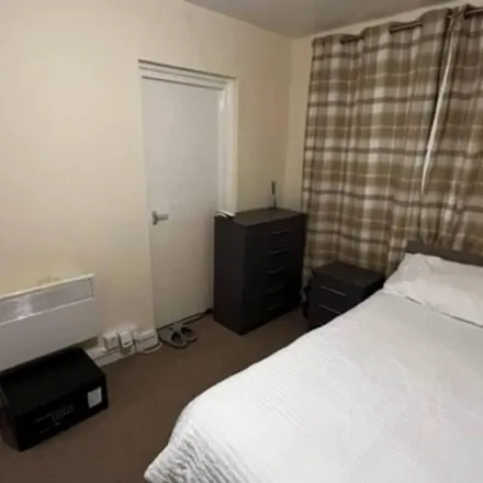 Image 6 - Leeds, LS17 5LS, United Kingdom - Apartment for rent