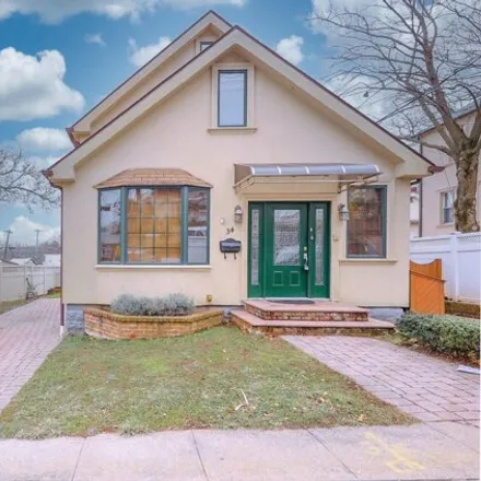 Buy this 3 bed house on 34 Dellwood Road in New York, NY 10304