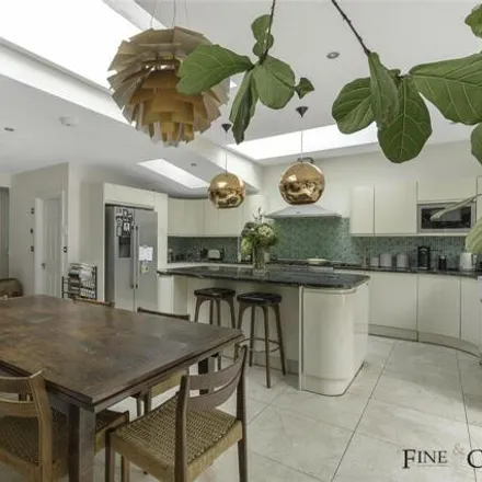 Image 9 - 138 Brondesbury Park, Willesden Green, London, NW2 5JP, United Kingdom - House for sale