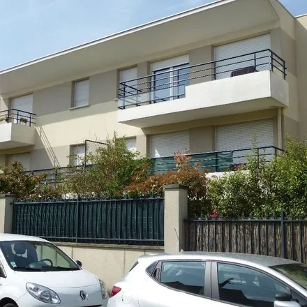 Rent this 3 bed apartment on 22quater Rue Léo Lagrange in 93160 Noisy-le-Grand, France