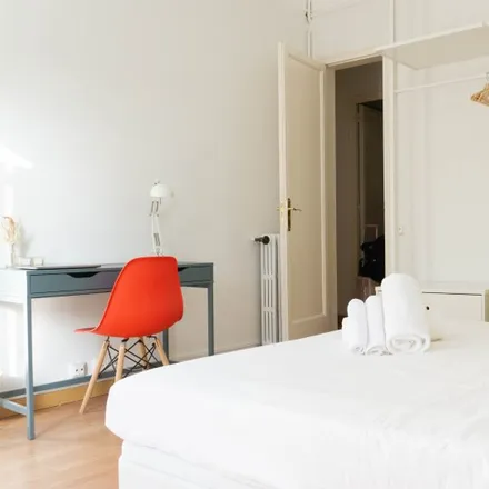 Rent this 6 bed room on Català & Kamala in Carrer de València, 283