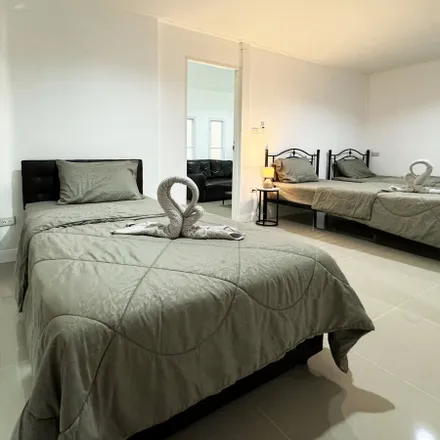 Rent this 1 bed room on 2 in Naresuan Road, Chakkraphat