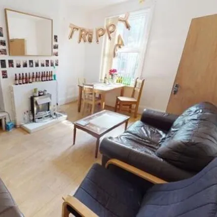 Rent this 5 bed townhouse on Back Archery Street in Leeds, LS2 9AT
