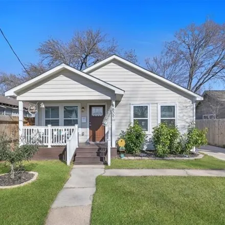 Buy this 3 bed house on 833 East 32½ Street in Houston, TX 77022