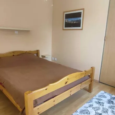 Rent this 2 bed apartment on 05500 Saint-Laurent-du-Cros