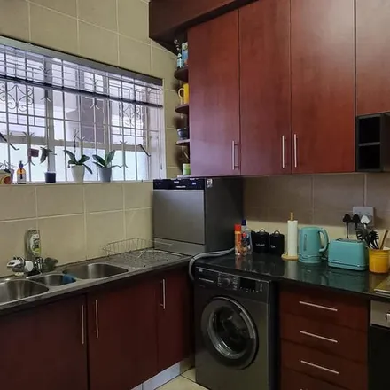 Image 5 - 3rd Avenue, Illovo, Rosebank, 2196, South Africa - Apartment for rent