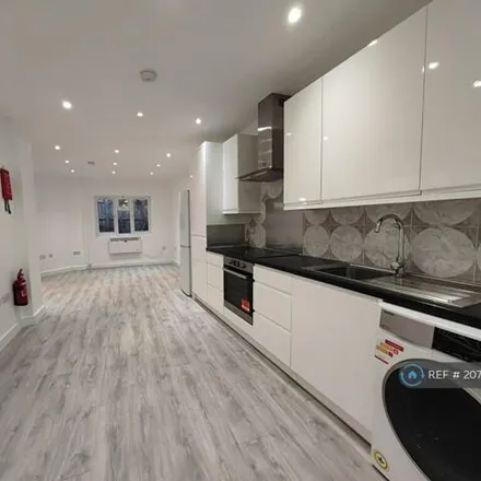 Rent this studio apartment on 19 Central Road in London, KT4 8EG