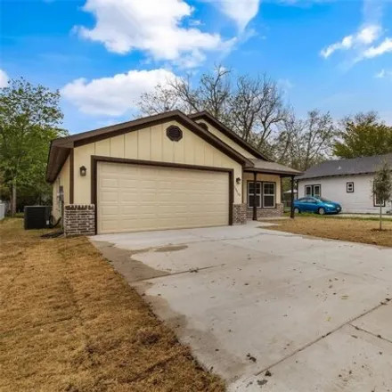 Image 3 - 211 Erie Street, Cleburne, TX 76031, USA - House for sale