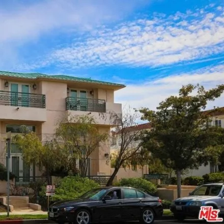 Rent this 3 bed townhouse on 18th Court in Santa Monica, CA 90403