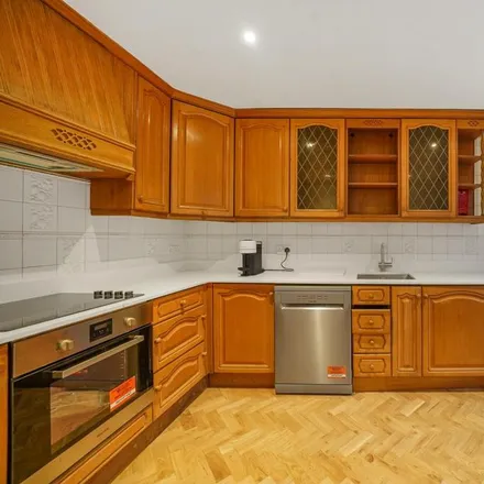 Rent this 6 bed townhouse on Temple Cycles in 240 Brick Lane, Spitalfields