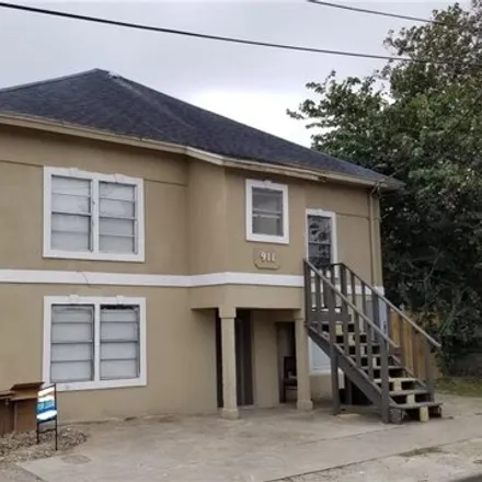 Buy this 8 bed house on 947 Laredo Street in Corpus Christi, TX 78401