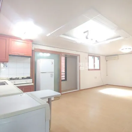 Rent this studio apartment on 서울특별시 송파구 송파동 17-14