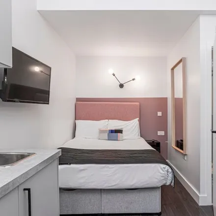 Rent this studio apartment on Notting Hill Gate Station in Notting Hill Gate, London