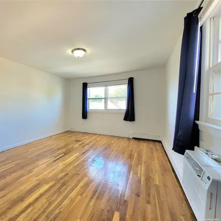 Image 6 - 146-08 21st Avenue, New York, NY 11357, USA - House for rent