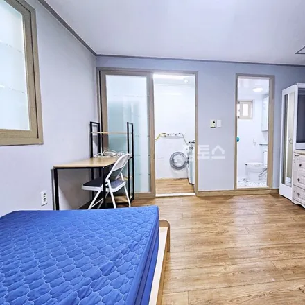 Rent this studio apartment on 부산광역시 수영구 광안동 1075-14