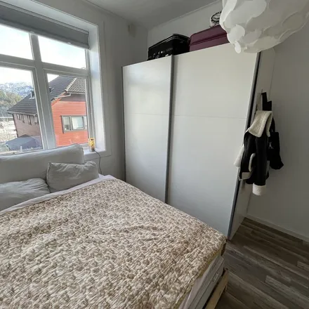 Rent this 3 bed apartment on Steinvågvegen 30 in 6005 Ålesund, Norway