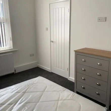 Rent this 4 bed apartment on Morris View in Leeds, LS5 3EY