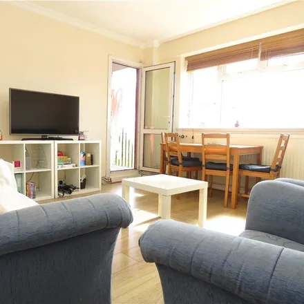 Rent this 3 bed apartment on Penrose Grove in London, SE17 3DX