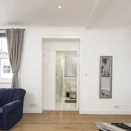 Rent this 5 bed apartment on Oxford &amp; Cambridge Mansions in 1 Old Marylebone Road, London