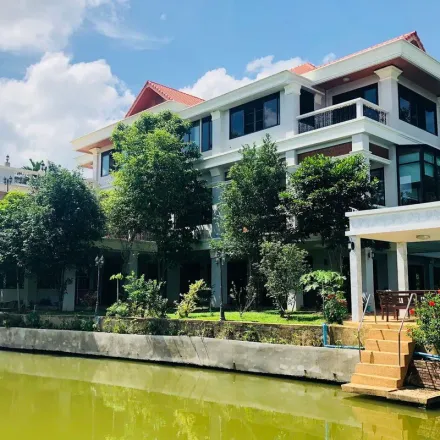 Rent this 4 bed apartment on Rachadamnoen Road in Muang Chiang Mai, Saraphi District
