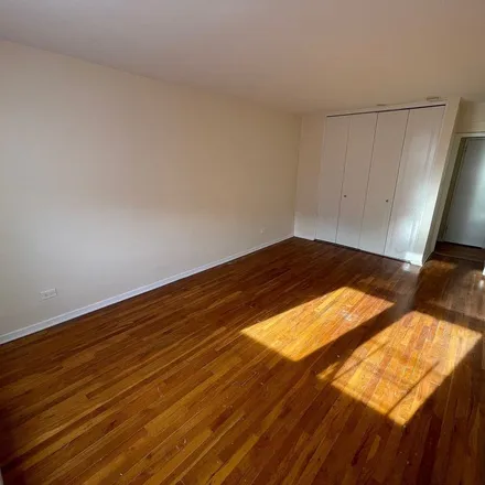 Rent this 3 bed apartment on Grand Central Parkway in New York, NY 11362