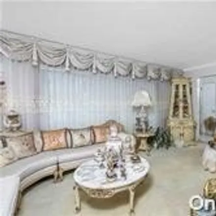 Image 9 - 141-07 11th Avenue, New York, NY 11357, USA - House for sale