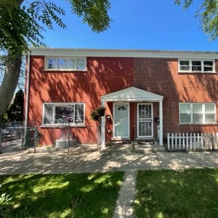 Rent this 3 bed townhouse on 6300 North Hermitage Avenue in Chicago, IL 60660