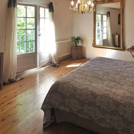 Rent this 3 bed house on Paradou in Route de Belle Croix, 13520 Paradou
