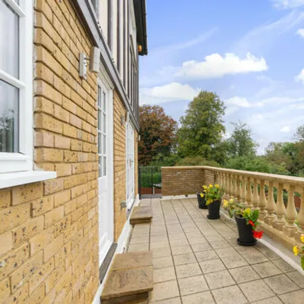 Image 4 - Becketts Close, London, DA5 2LF, United Kingdom - House for sale