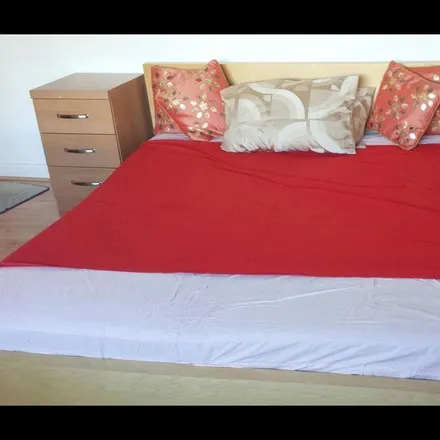 Image 3 - Geariesville Gardens, London, IG6 1JH, United Kingdom - Room for rent