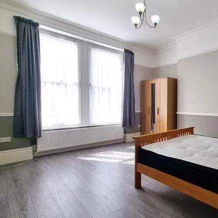 Rent this 3 bed apartment on Temple Road in London, N8 7BY
