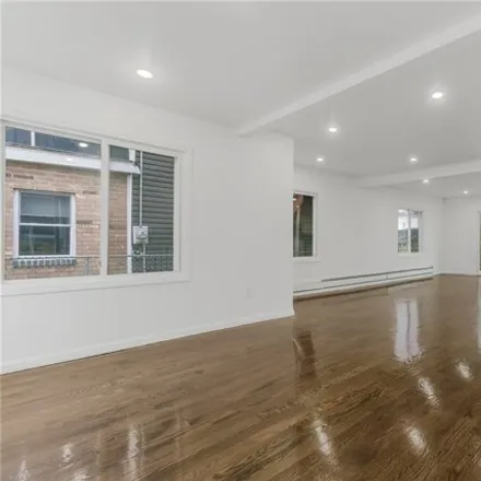 Image 7 - 94-54 201st Street, New York, NY 11423, USA - House for sale